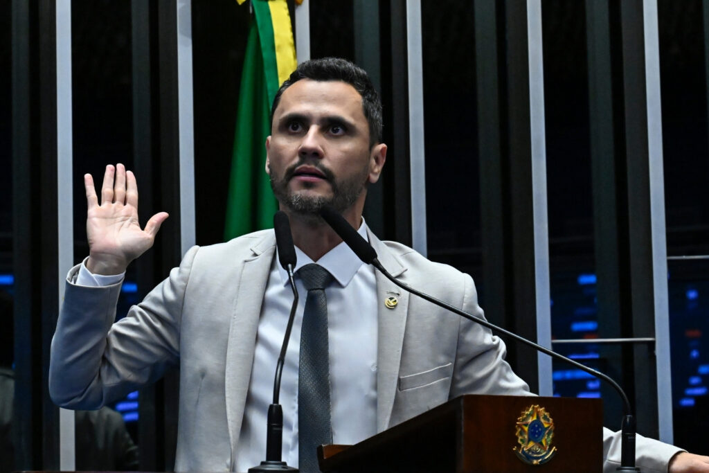 Cleitinho surpreende convenção do Republicanos e pede para disputar o Governo de Minas