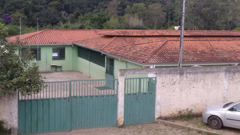 Escola de Amarantina suspende aulas por falta d’água; Saneouro diz que enviou caminhão-pipa