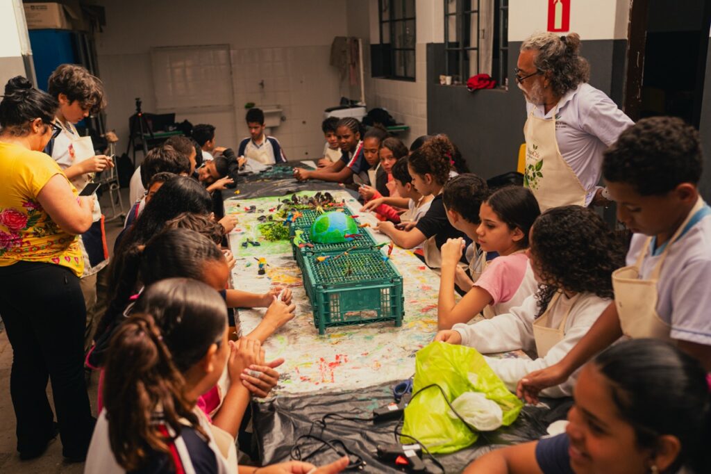 Centenas de estudantes transformam resíduos em arte e ocupam espaço cultural de Itabirito com exposição gratuita Centenas de estudantes transformam resíduos em arte e ocupam espaço cultural de Itabirito com exposição gratuita