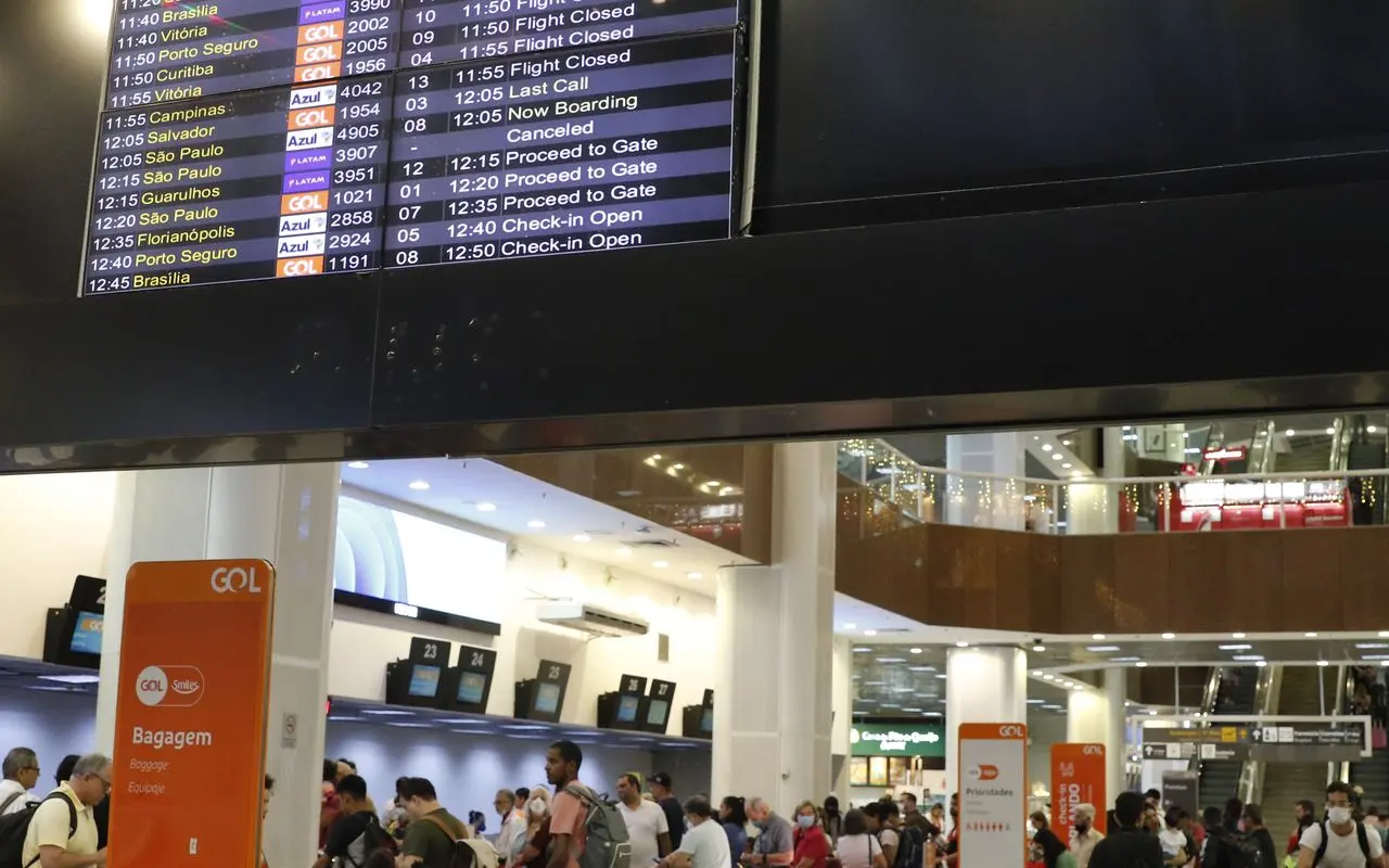 Aeroporto Santos Dumont é liberado para pousos e decolagens