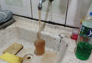 Água amarronzada distribuída pela Saneouro volta a gerar reclamações no distrito de Amarantina, em Ouro Preto Água amarronzada volta a gerar reclamações no distrito de Amarantina, em Ouro Preto