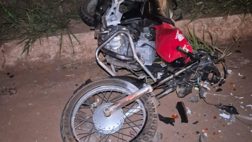 Motociclista morre após ser arremessado contra carreta durante acidente na BR-356, em Itabirito