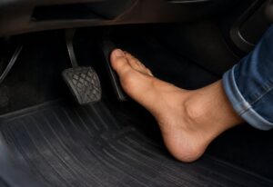 Pode dirigir descalço? Veja o que realmente diz a lei Dirigir descalço dá multa? Regra surpreende motoristas