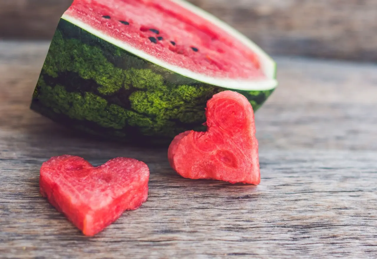 Poucas calorias e muita água: veja 7 efeitos associados ao consumo de melancia