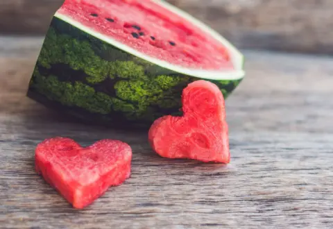 Poucas calorias e muita água: veja 7 efeitos associados ao consumo de melancia