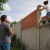 A quem pertence o muro que separa dois lotes? Vizinho pode aumentá-lo sem autorização?
