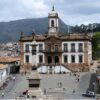 Denúncias sobre cães soltos na Praça Tiradentes preocupam moradores e turistas em Ouro Preto