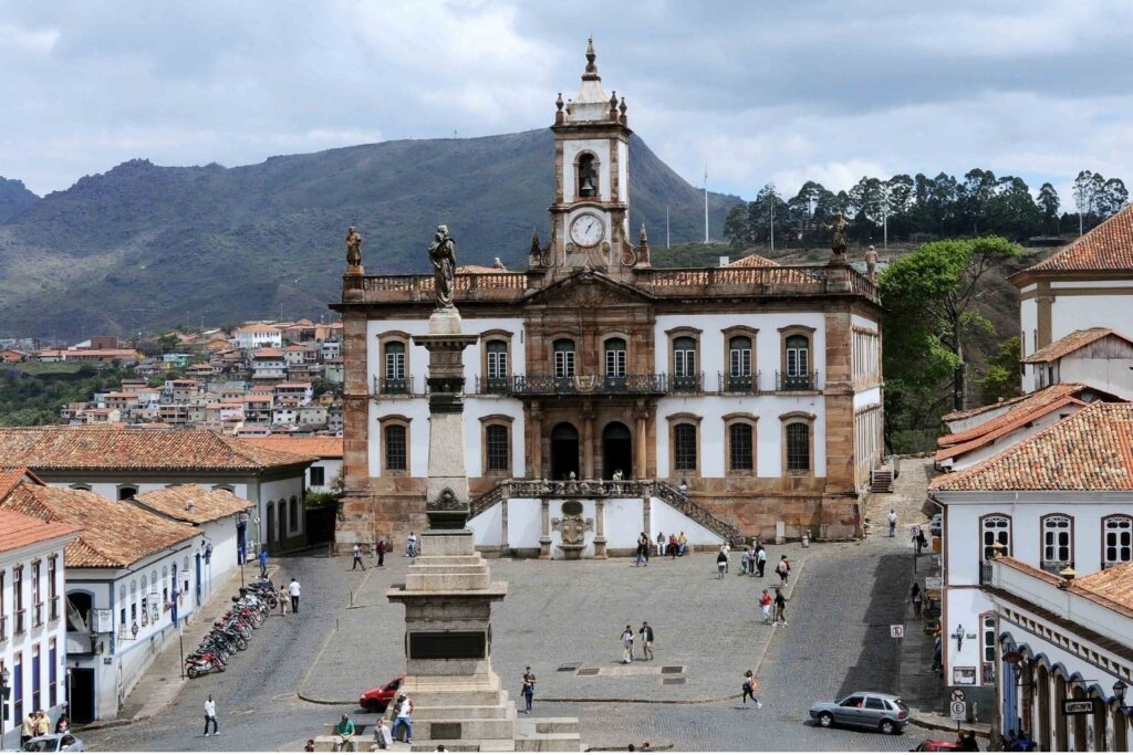 Após denúncias de ataques, Prefeitura comenta situação de cães na Praça Tiradentes Denúncias sobre cães soltos na Praça Tiradentes preocupam moradores e turistas em Ouro Preto