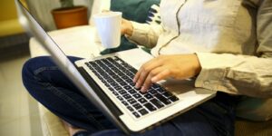 Sete em cada dez brasileiros temem comprar remédios pela internet Sete em cada dez brasileiros temem comprar remédios pela internet