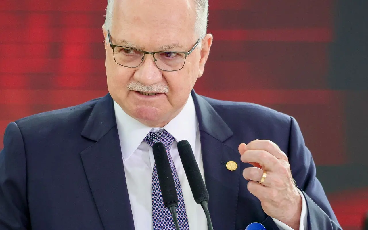 Fachin dá 5 dias para Mendonça e Gonet responderem acusação de Moraes