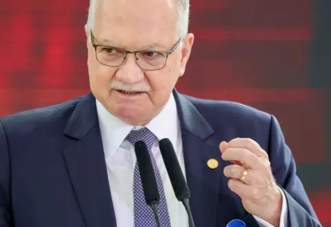 Fachin dá 5 dias para Mendonça e Gonet responderem acusação de Moraes