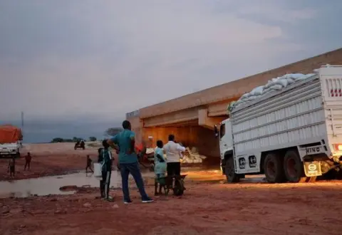 Sudão: Ataque aéreo fatal contra comboio da ONU destrói alimentos para milhares