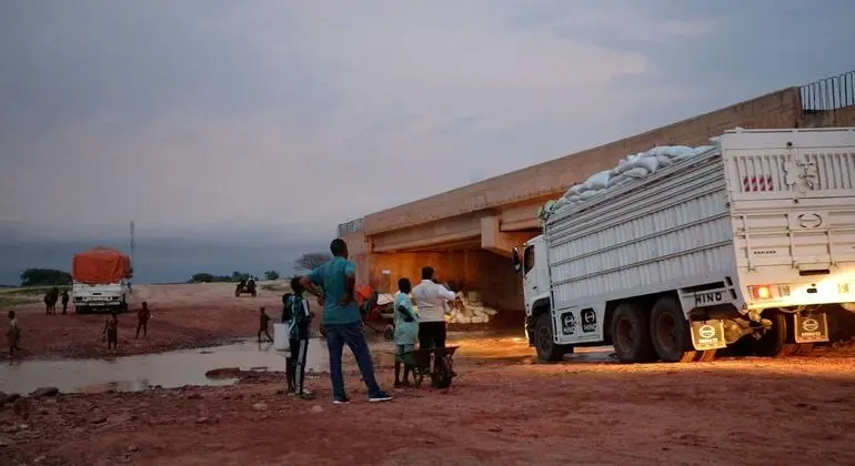 Sudão: Ataque aéreo fatal contra comboio da ONU destrói alimentos para milhares