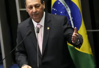 Relator da CCJ rejeita emendas da oposição que buscavam manter 6x1